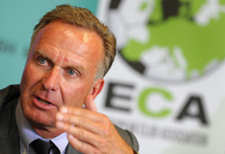 Chủ tịch ECA Karl-Heinz Rummenigge đưa ra tuyên bố chung ở Nyon.
